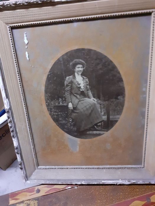 Quadro de madeira e gesso com dama antiga + 100 anos