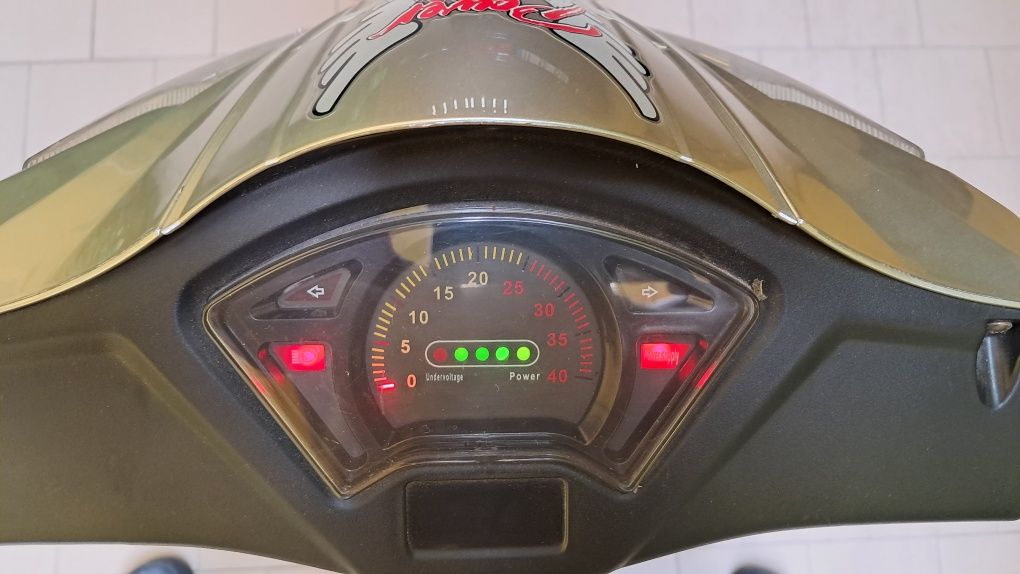 Scooter elétrica com pedais