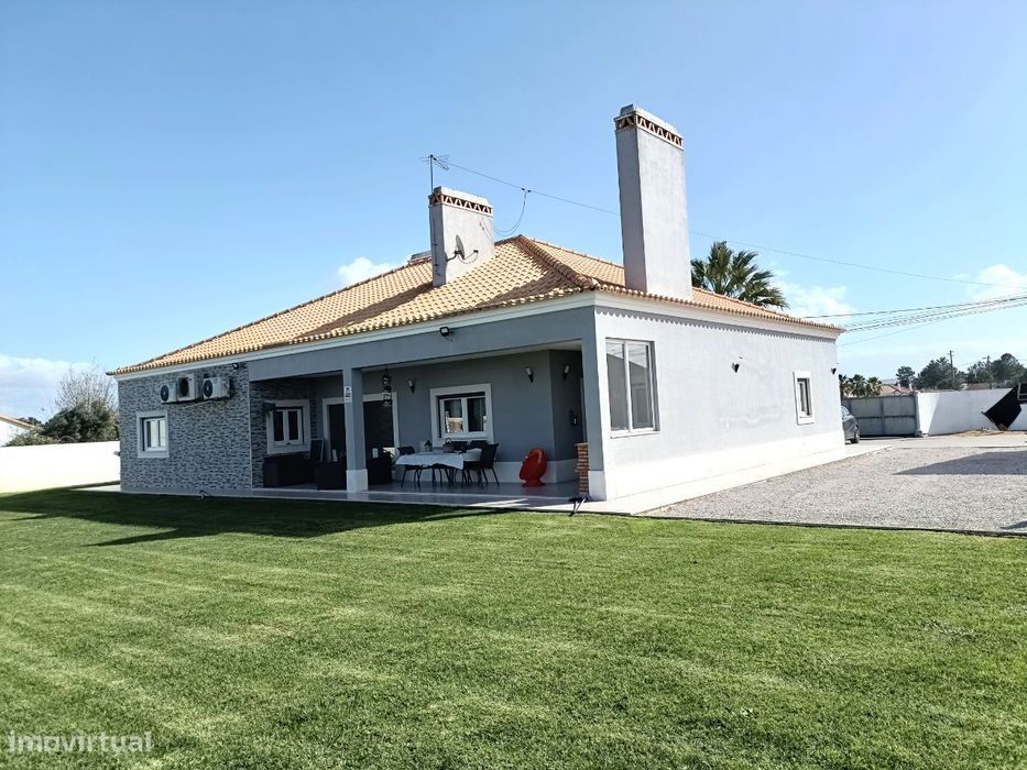 Moradia térrea isolada T4+1 | Piscina | Logradouro