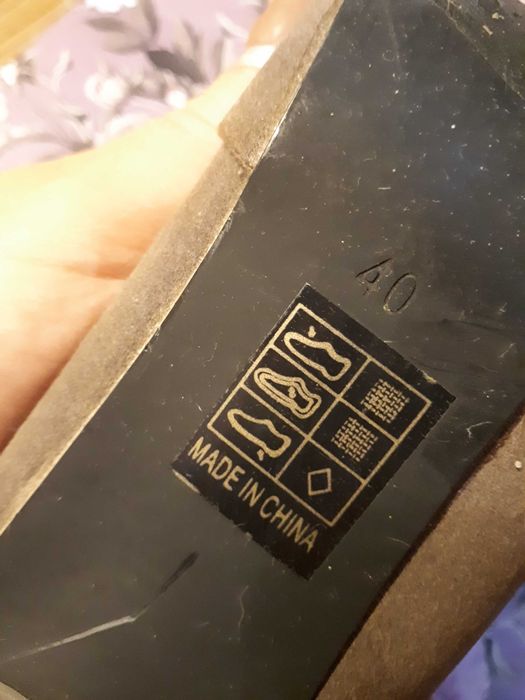 Sapatos de salto alto castanhos com laço atrás n° 40