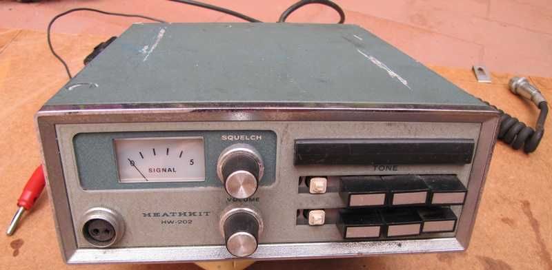 Rádios VHF e outros equipamentos de radio amador.