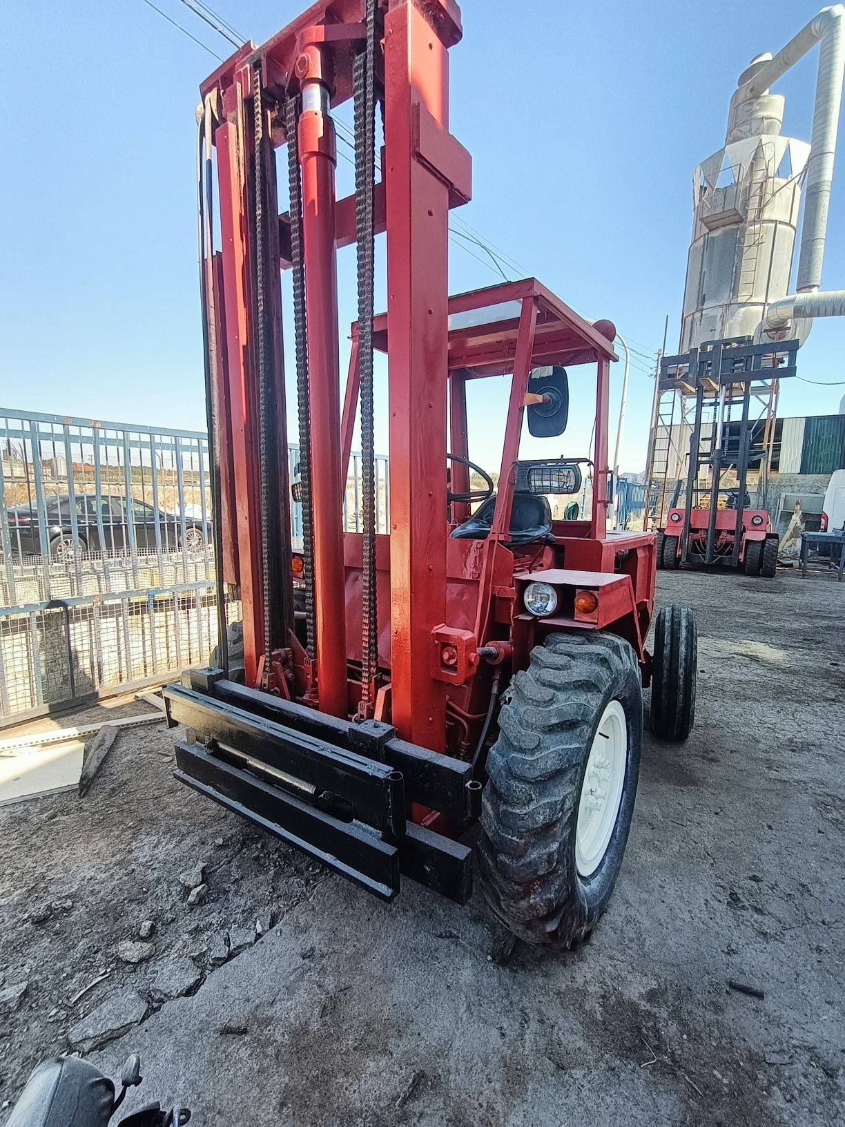 Manitou diesel 2.5 toneladas todo terreno