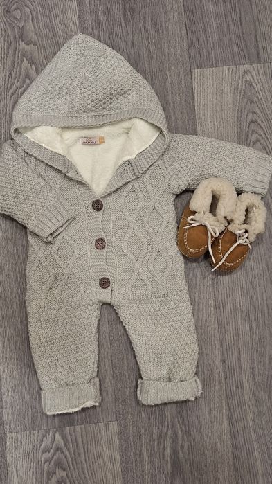 В'язаний теплий комбінезончик та теплі пінетки