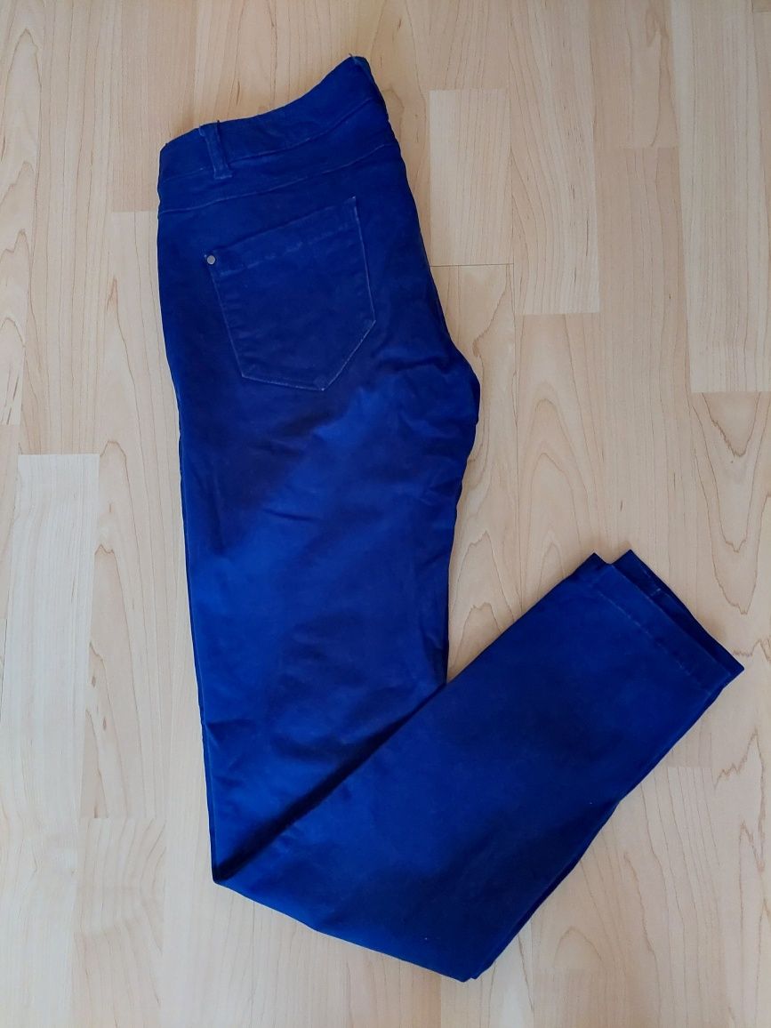 Niebieskie jeansowe spodnie