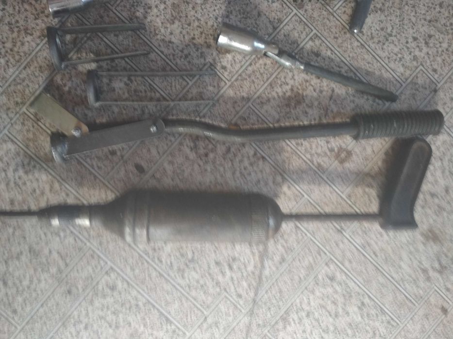 ареометр , смазочный шприц , свечной ключ