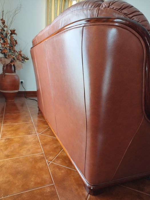 Sofá castanho em pele