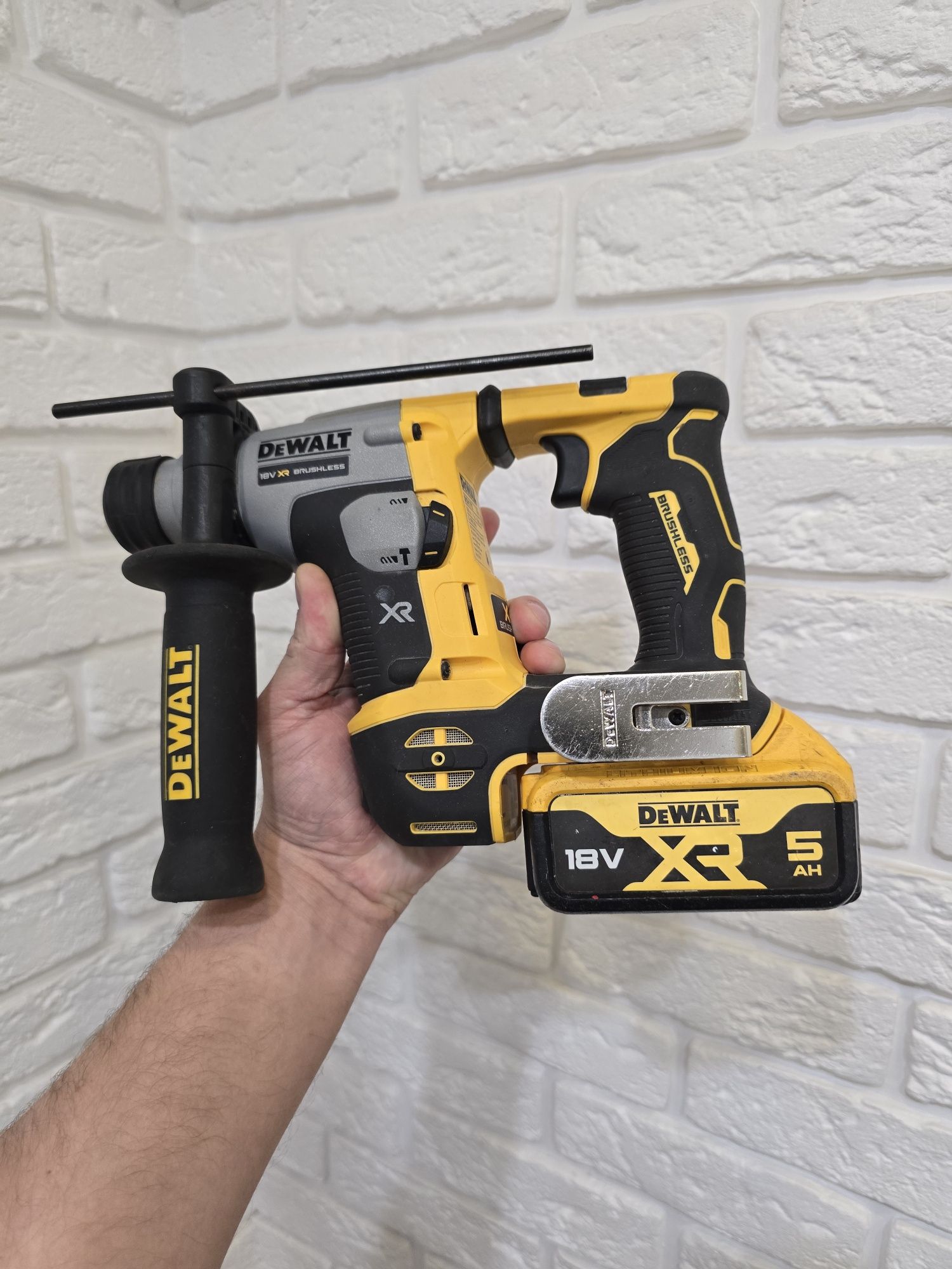 Безщітковий перфоратор Dewalt+акумулятор