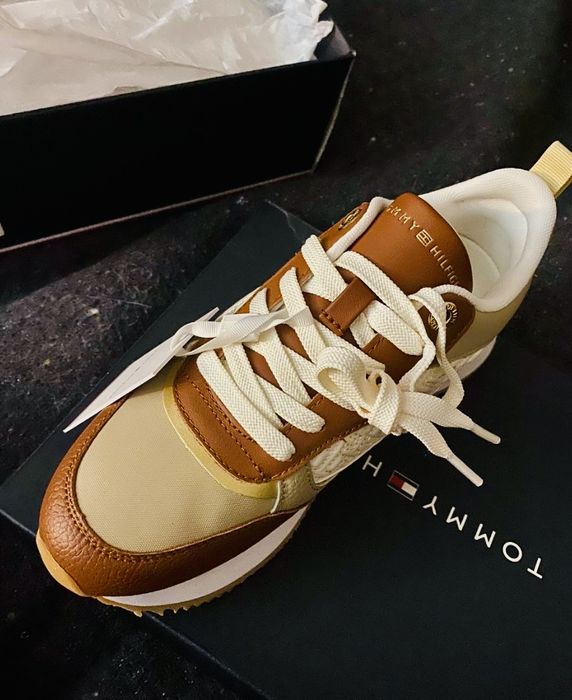 Tommy Hilfiger жіночі шкіряні кросівки monogram runner