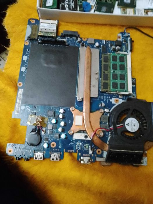 Продаются новбук   на запчастини