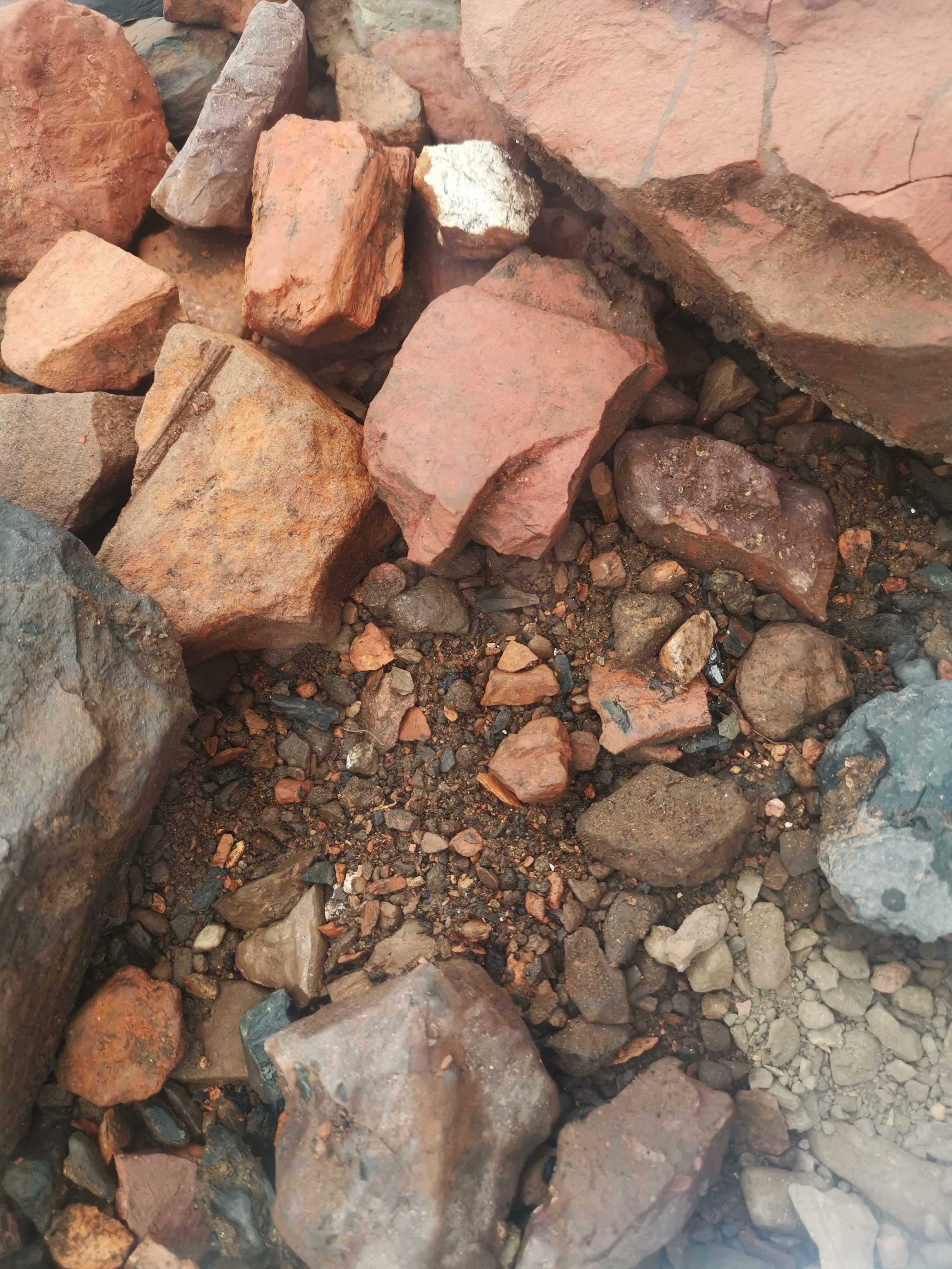 Łupek czerwony niesort. 0-120mm 12 ton LUZEM - na drogi i dziury