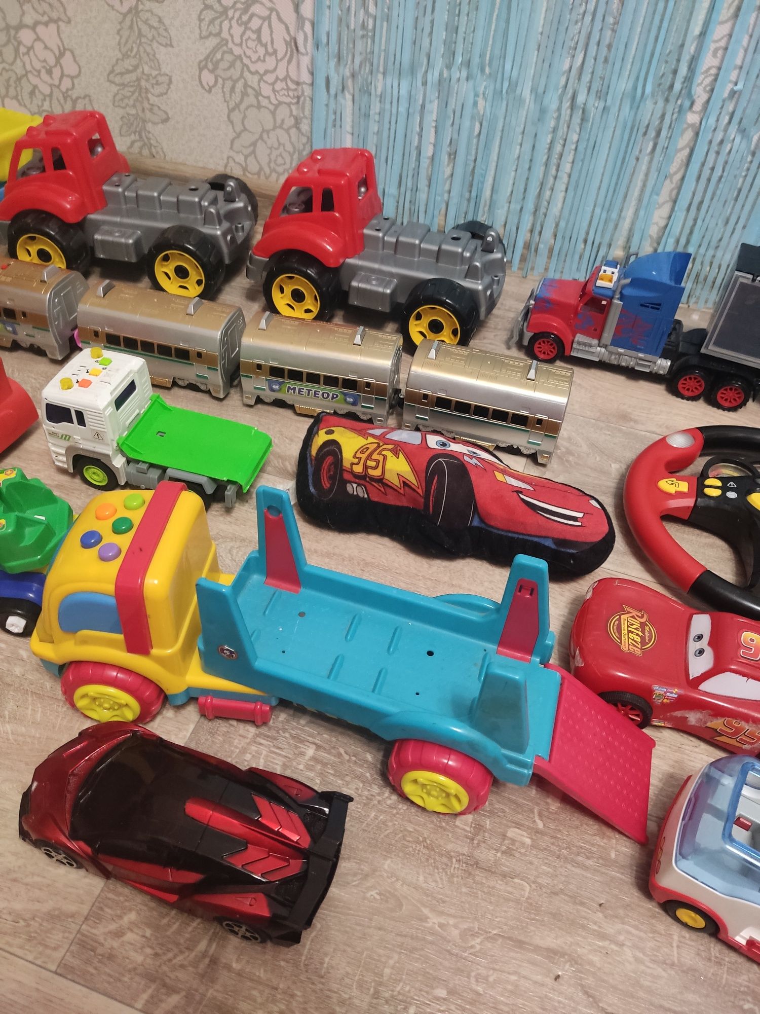 Три коробки іграшок для хлопчика, машинки, поїзда , трактори