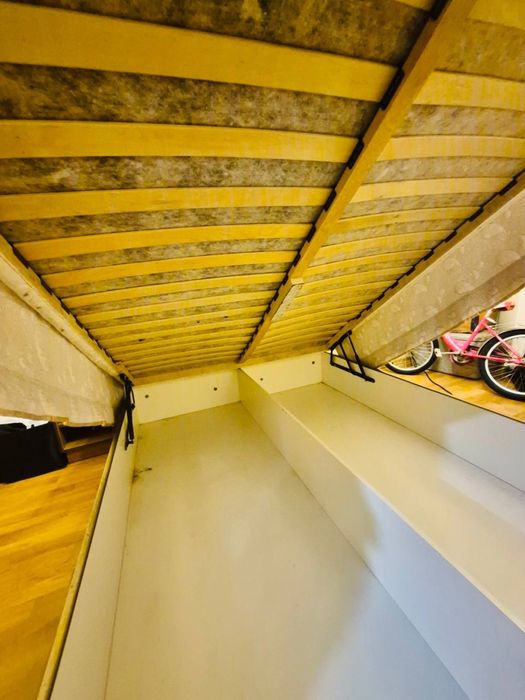 Меблі для спальні:  ліжко, комод, 2 тумби , дзеркало