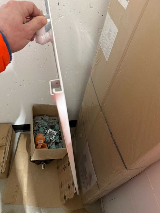 Grzejnik łazienkowy FINA LEAN BAR H1300 L500
620W 
Biały/Biały ZEHNDER