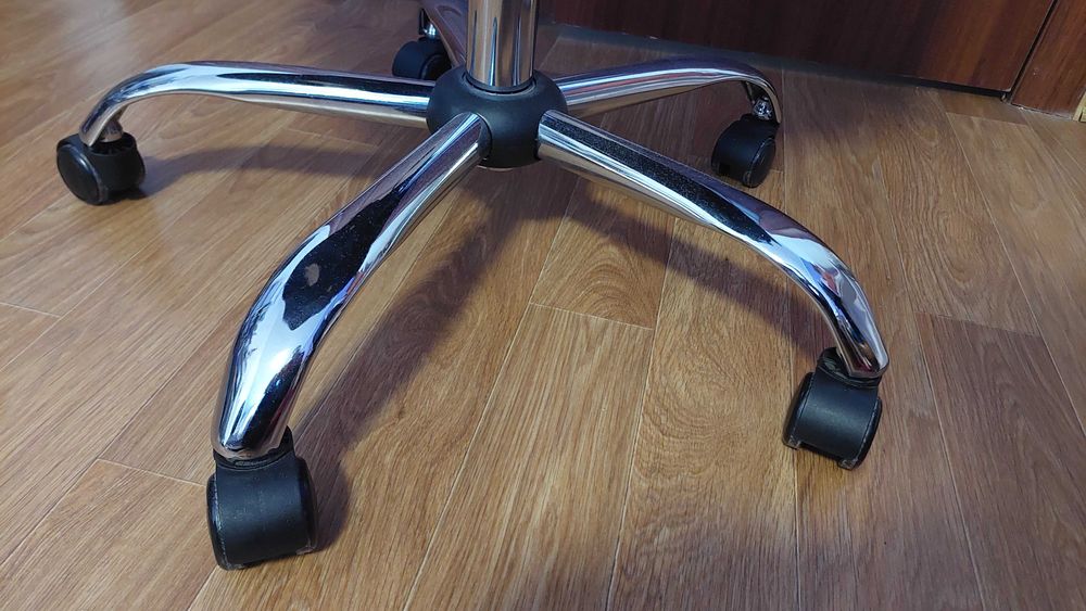 Крісло офісне BILLUM чорний