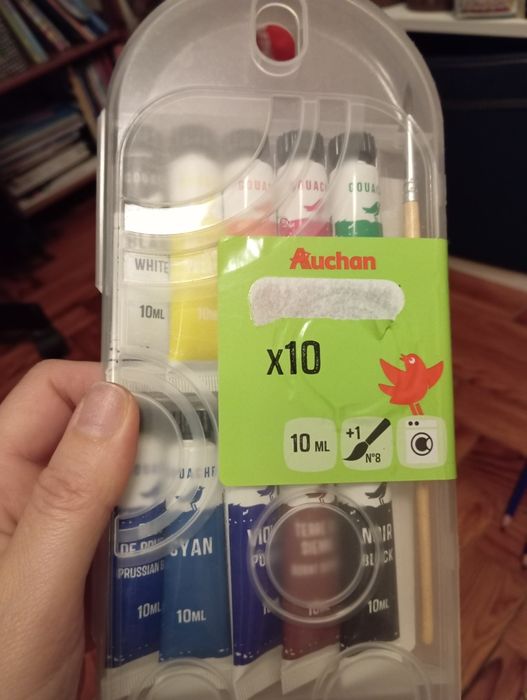 Material escolar (Guache e lápis)