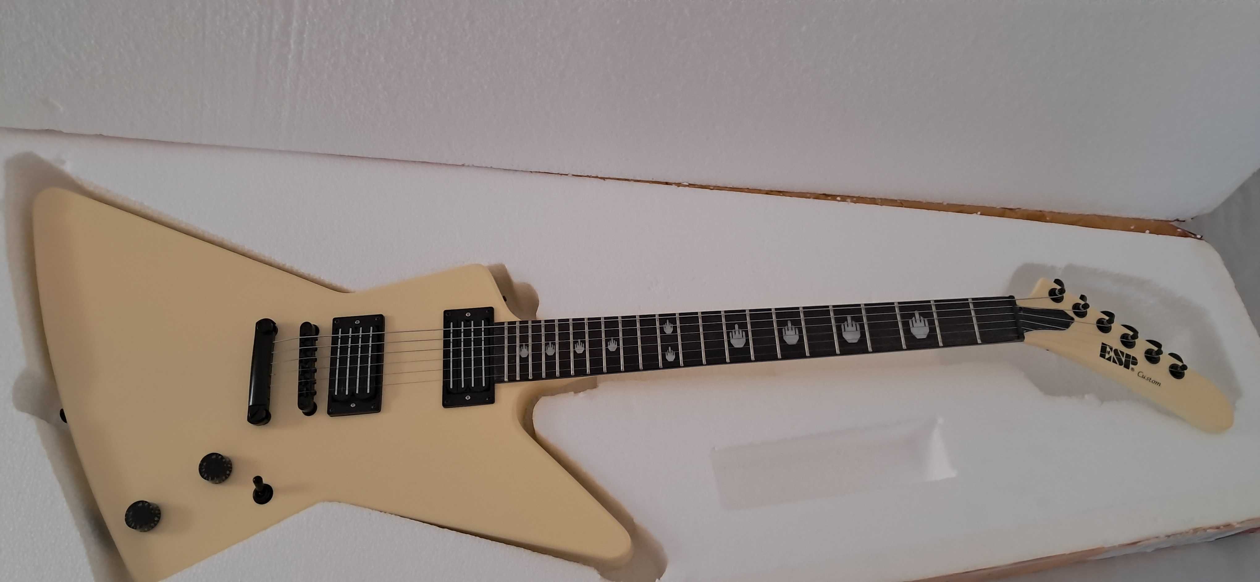 Guitarra elétrica ESP Custom Explorer Nova