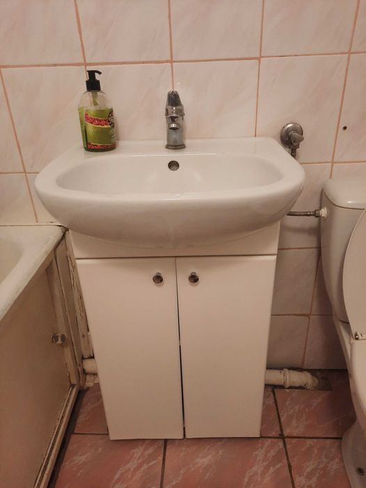 Szafka z umywalką i baterią