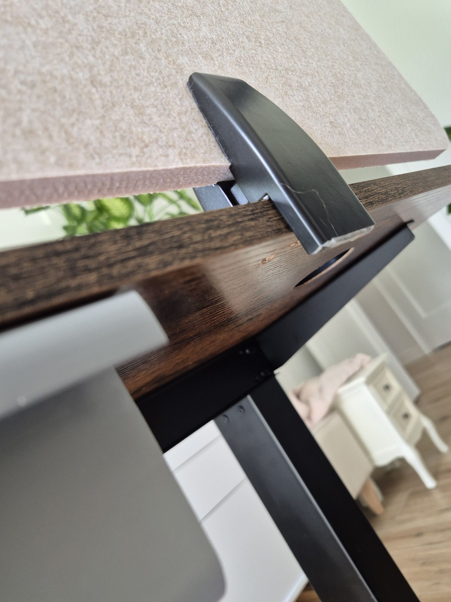 Biurko regulowane z przegrodą i rynną na kable 60x140
