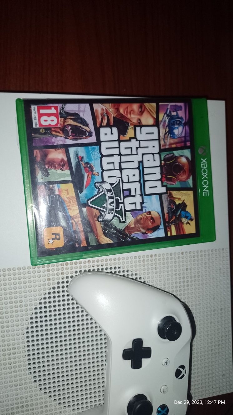 !Xbox one s z grą GTA V+monitor+klawiatura! Całe okablowanie !Polecam!