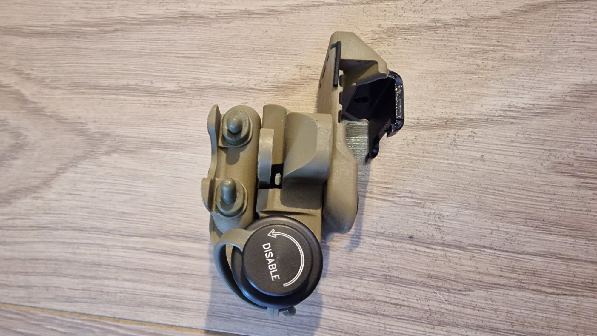 Latarka na helm Surefire hl1 a tn