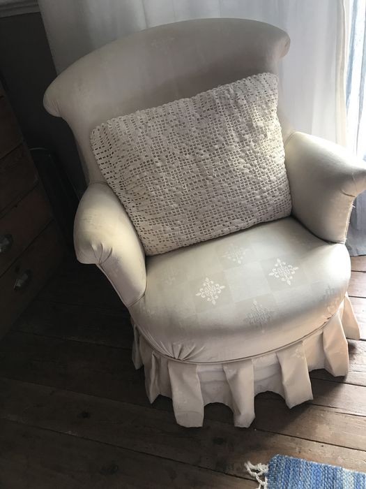 Cadeira de costura antiga para quarto de criança