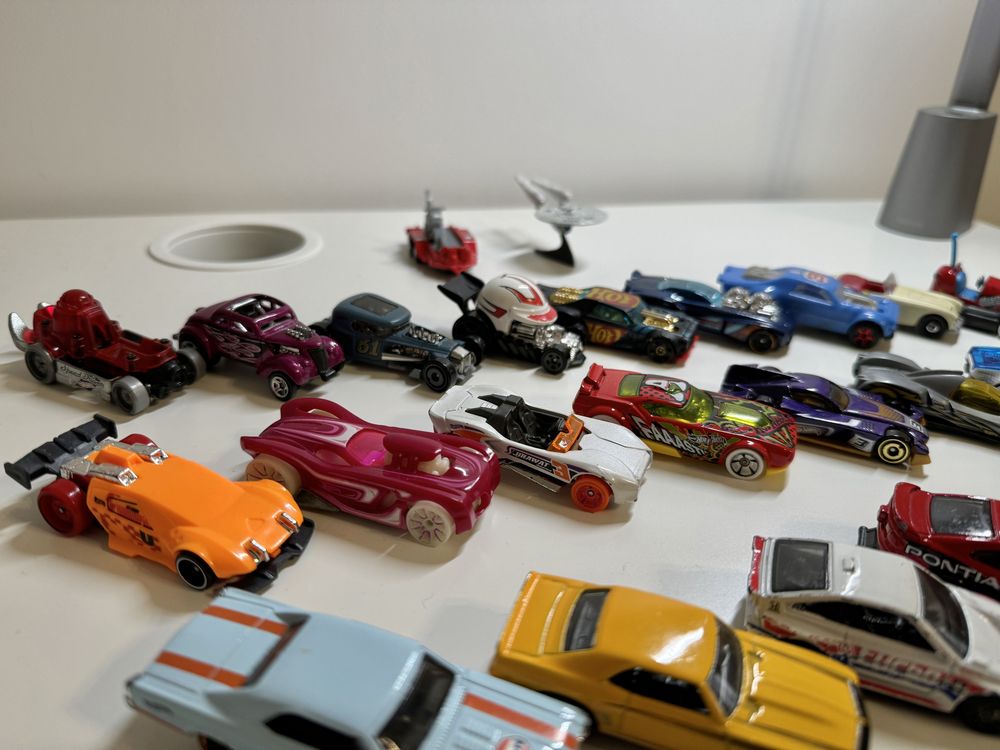Машинки Hot Wheels, Matchbox, Majorette, Maisto