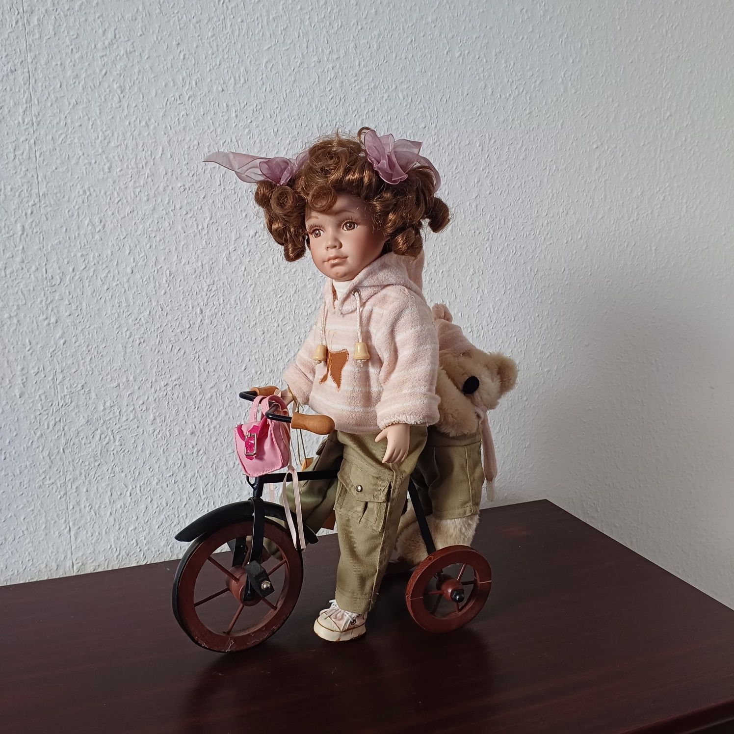 Дивна лялька на велосипеді із ведмедиком
