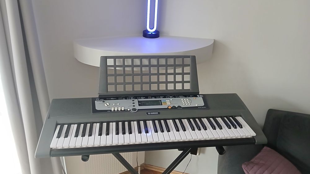 Keyboard Yamaha z podświetlaną, dynamiczną klawiaturą, MIDI komplet