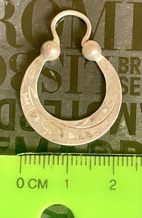 Срібна старовинна моно сережка півмісяця