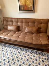 Sofá cama modelo vintage, em pele sintética castanho