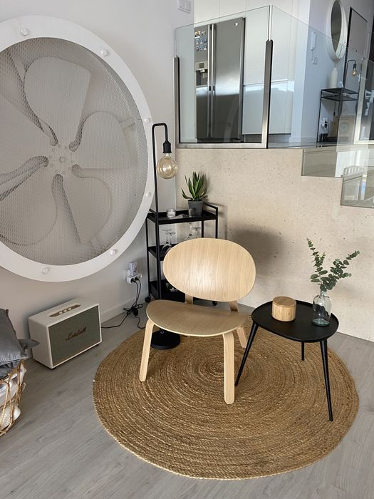 Cadeira em madeira clara de designer