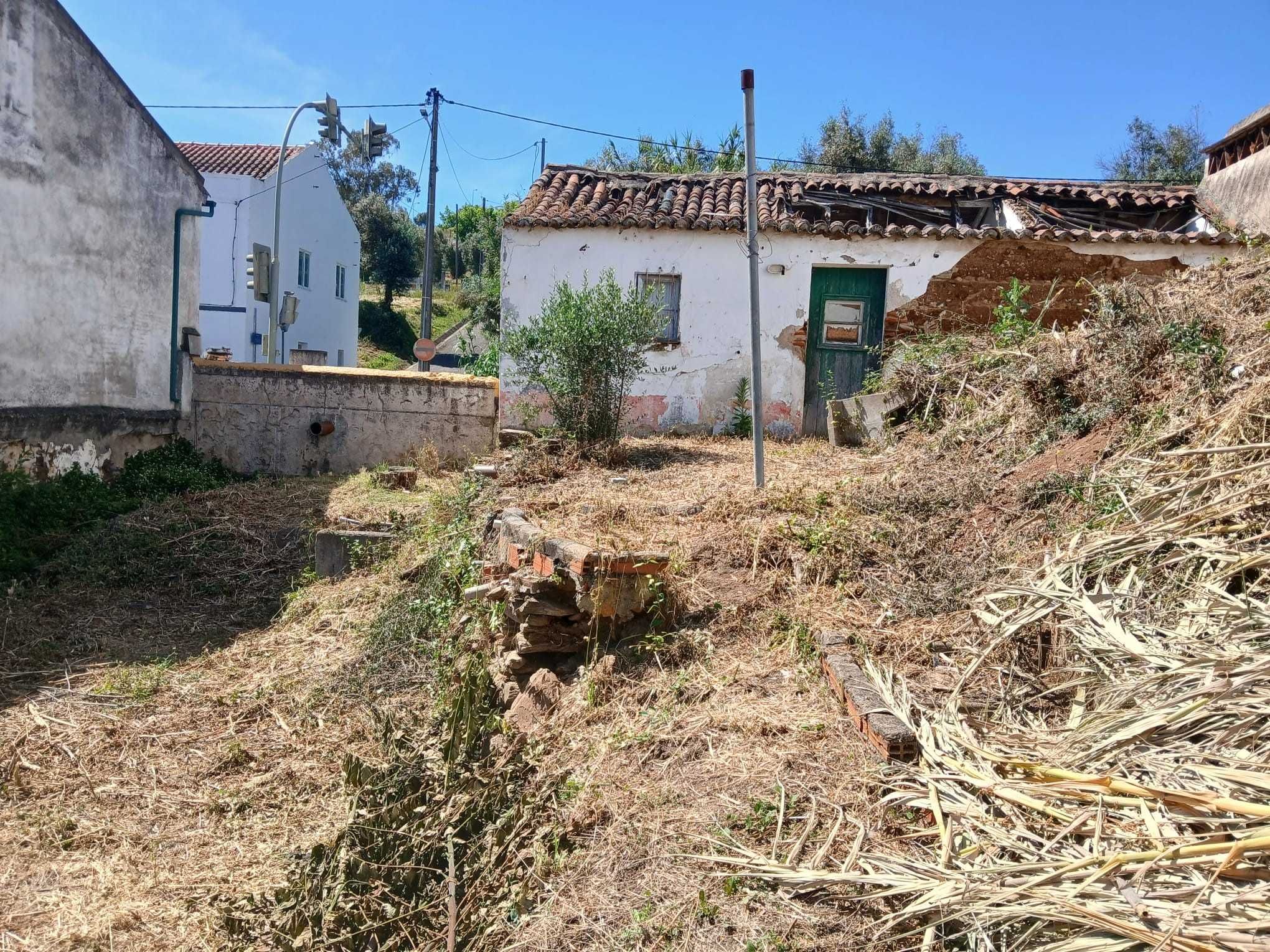 Oportunidade em Abrantes - 2 Casas para Recuperar com Terreno
