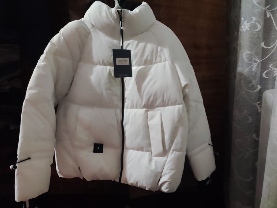 Продам курточку Демі сезон білого кольору!!на ог 100,длинна 75см.