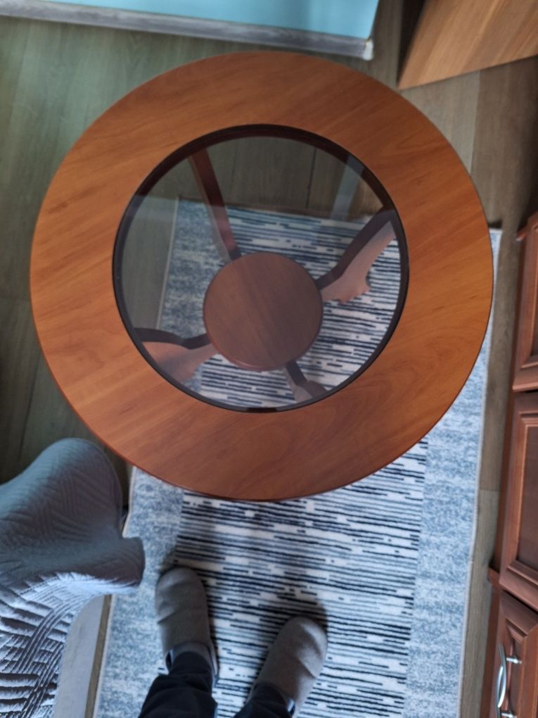 Drewniany okrągły stolik z szybką do kawy