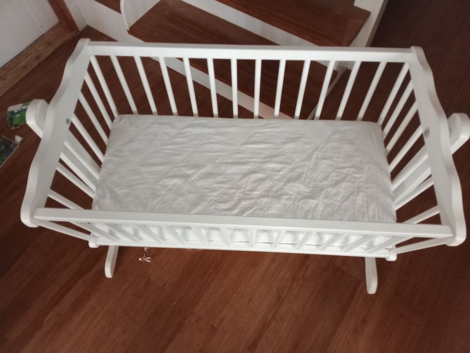 Drewniana kołyska niemowlęca z materacem łóżeczko