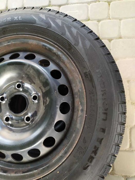 Шини зимові R 15 Hankook та Nokian разом із металевим диском