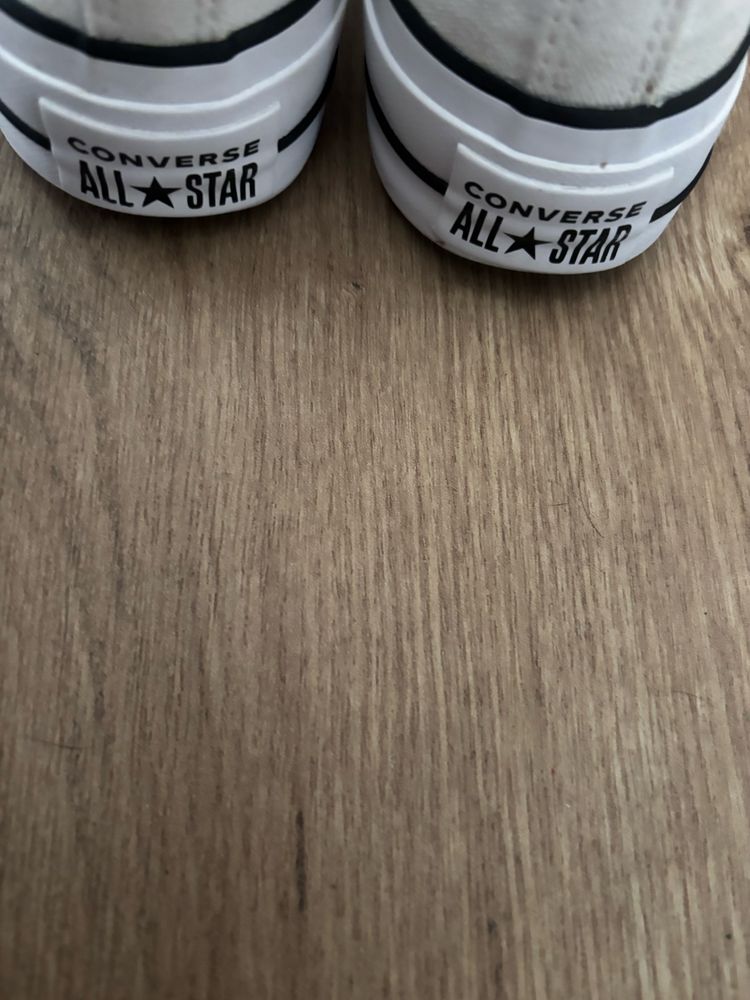 Białe Converse na platformie