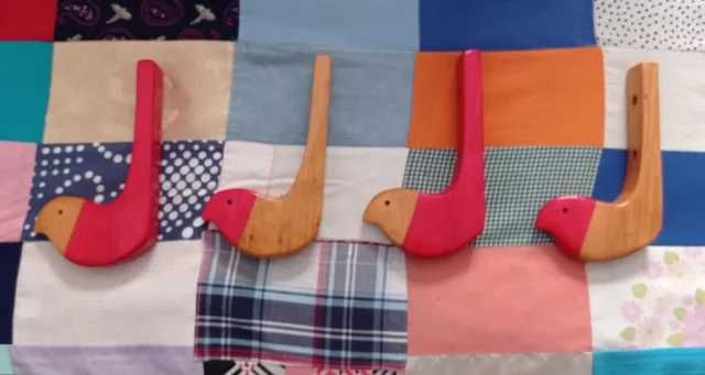 Conjunto de quatro cabides em pinho.