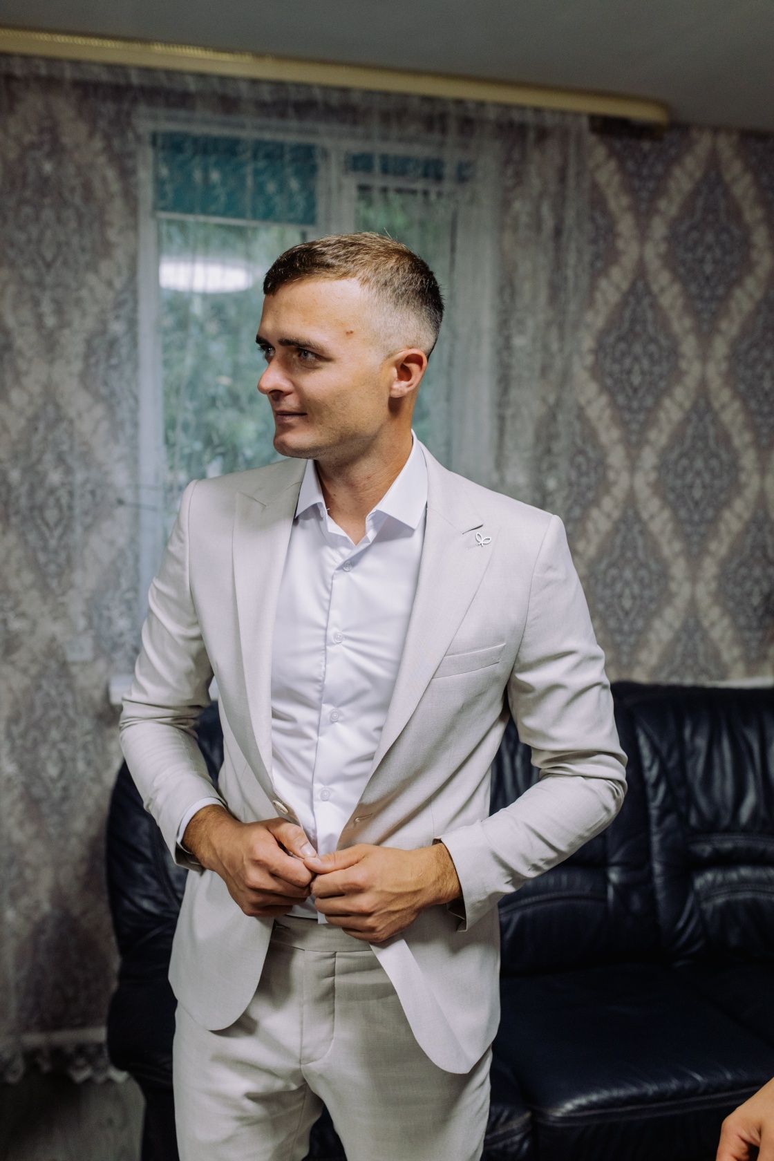 Весільний костюм розмір приблизно 50