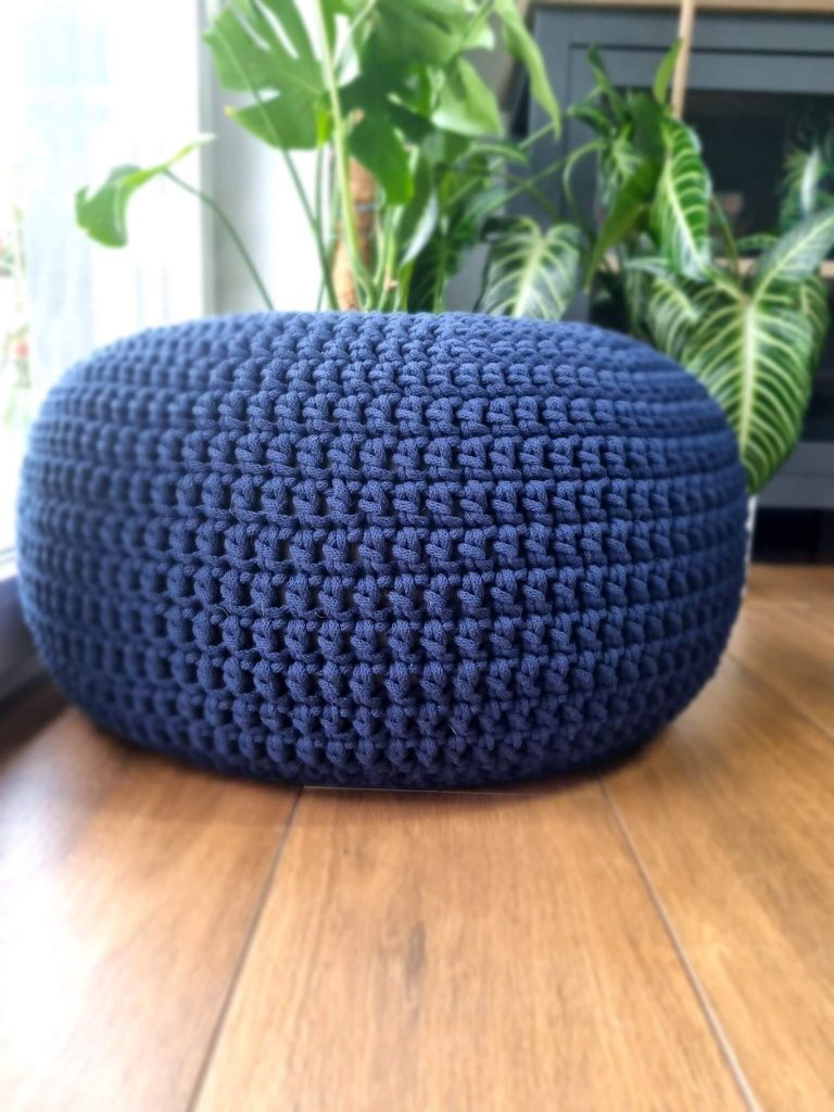 Duża pufa podnóżek handmade 50 cm średnicy granatowa na szydełku