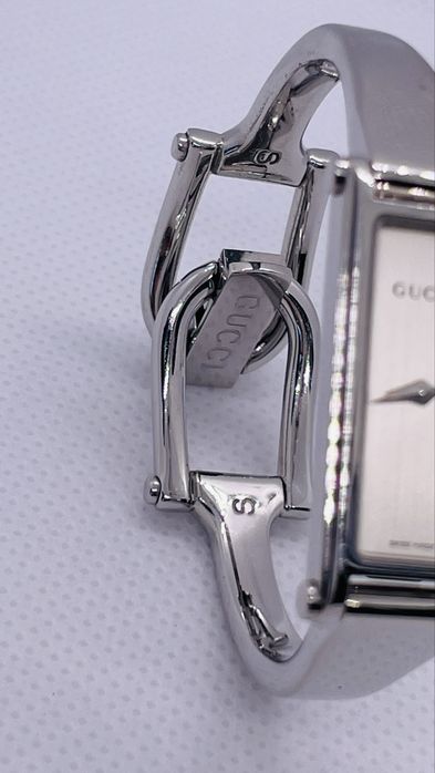 Женские часы Gucci 1500L Swiss Made — размер S