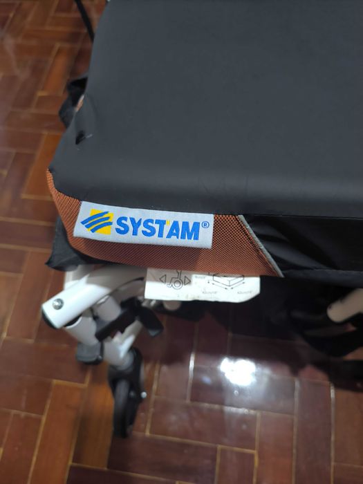 Cadeira de rodas, braços rebatíveis, com almofada anti escaras. Nova.