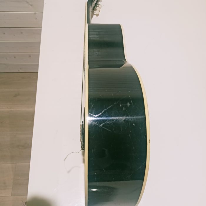 Gitara klasyczna, akustyczna.