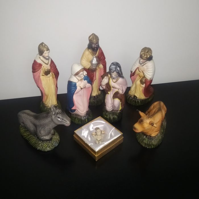 Lote de 7 peças em cerâmica para presépio. 
A peça maior mede 22 cm al