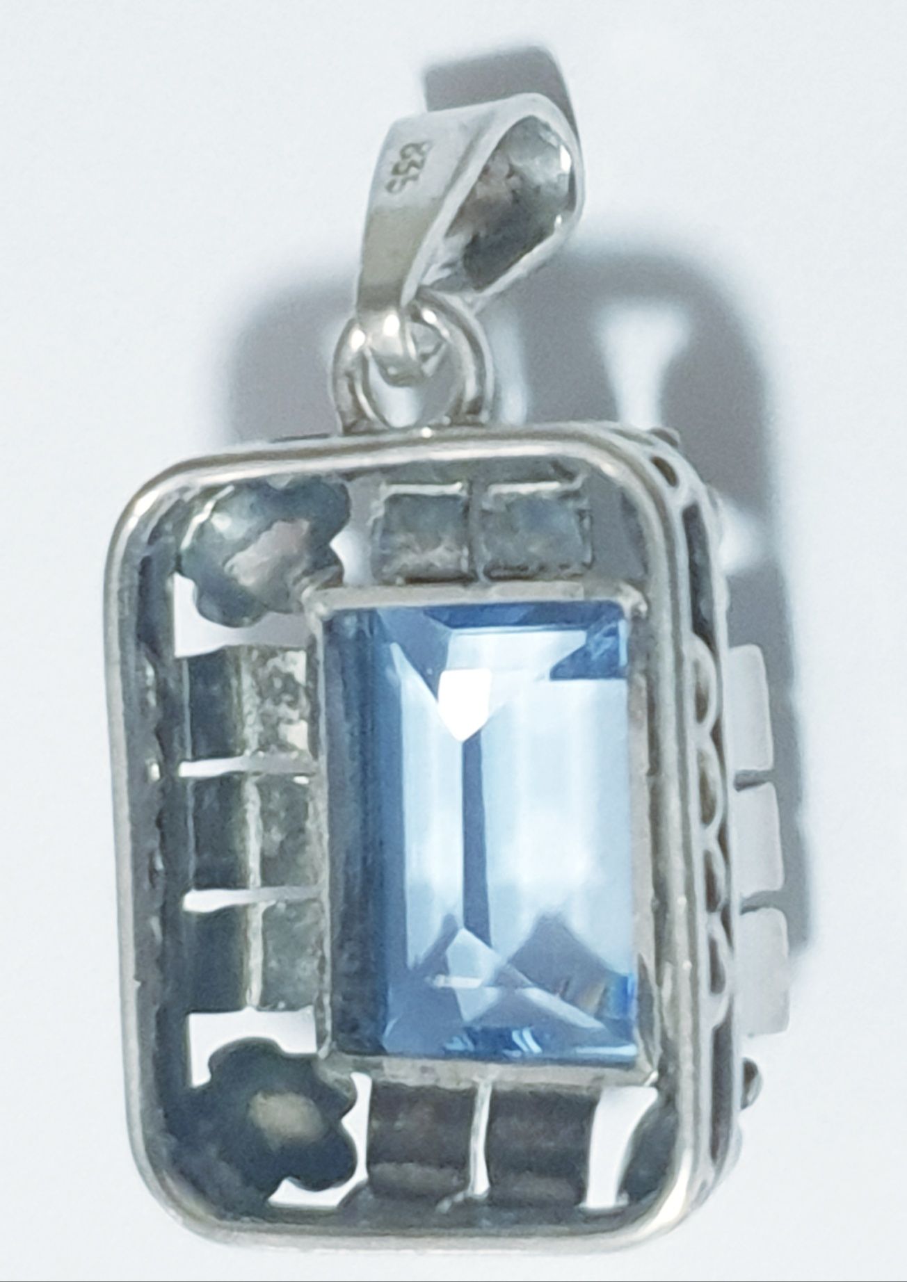 Encantadores pendentes vintage em prata contrastada e pedras preciosas