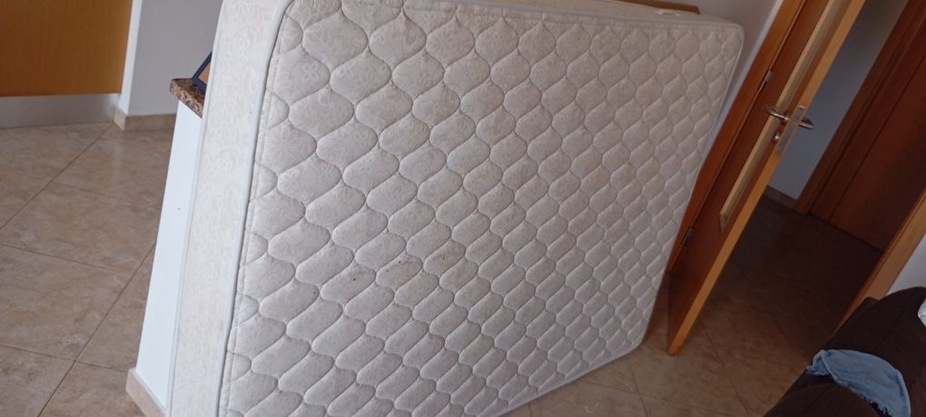 Cama solteiro 1,85x1,30 vendo