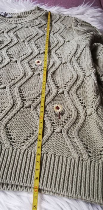 Oliwkowy sweterek firmy Stradivarius 36