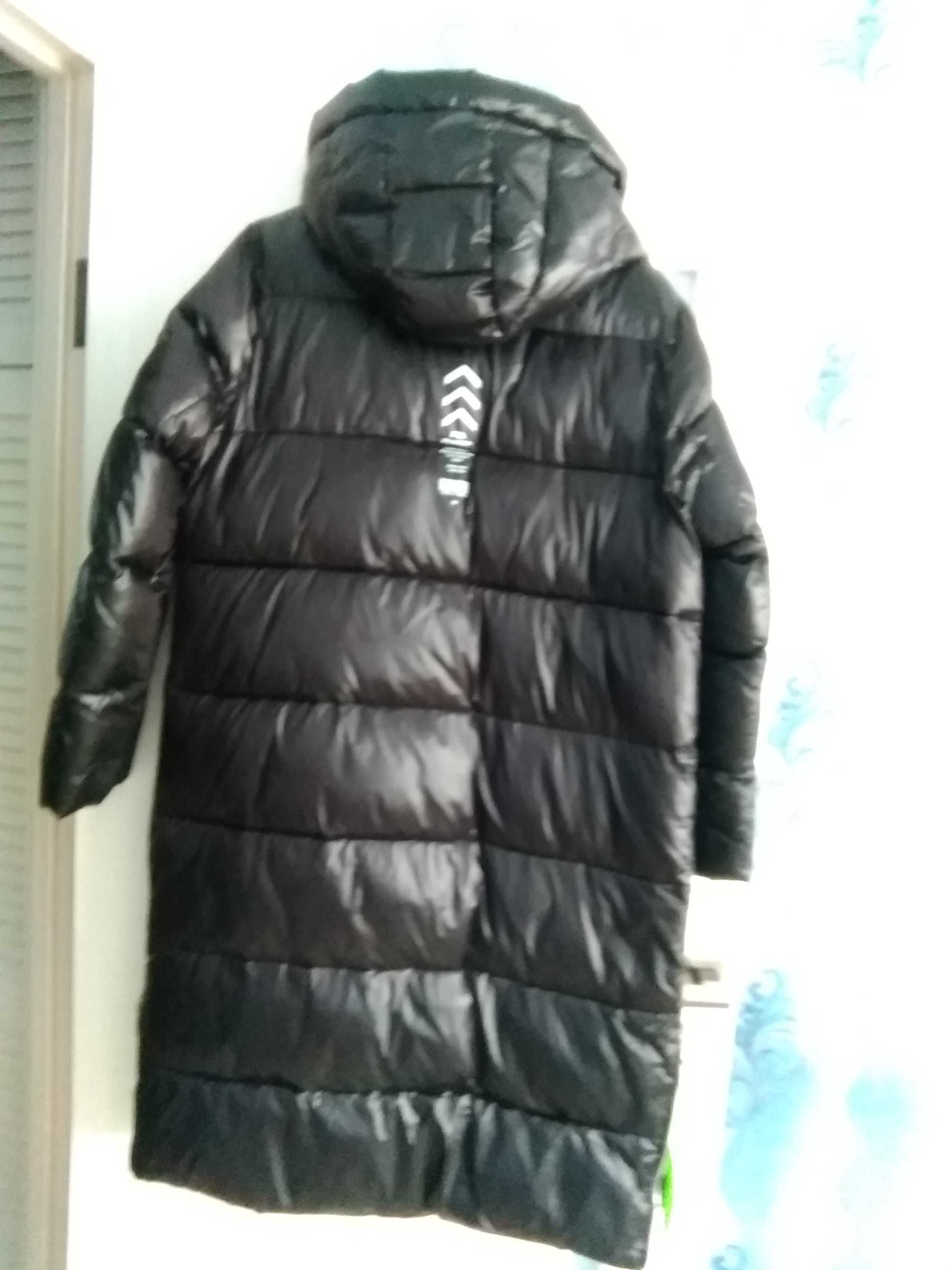 Пальто женское, зимнее на синтепоне.Черного цвета. Размер 52-54.