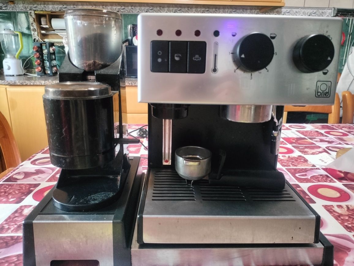 Máquina de café com moinho