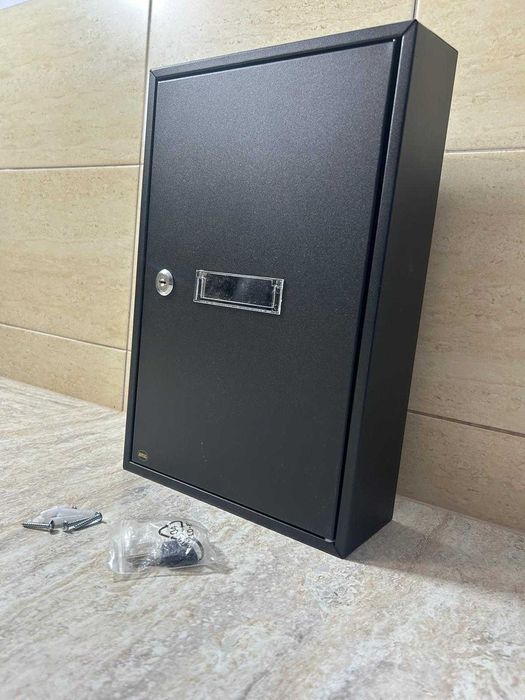 Czarna skrzynka na listy metalowa z zamkiem